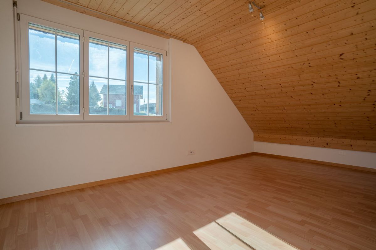 Leerer Dachraum mit Holzdecke und Fenster