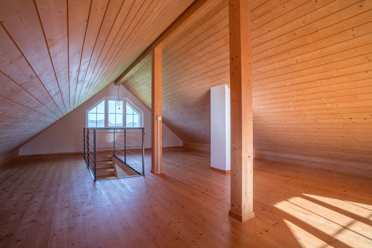 Ausgebauter Dachboden mit Holzverkleidung