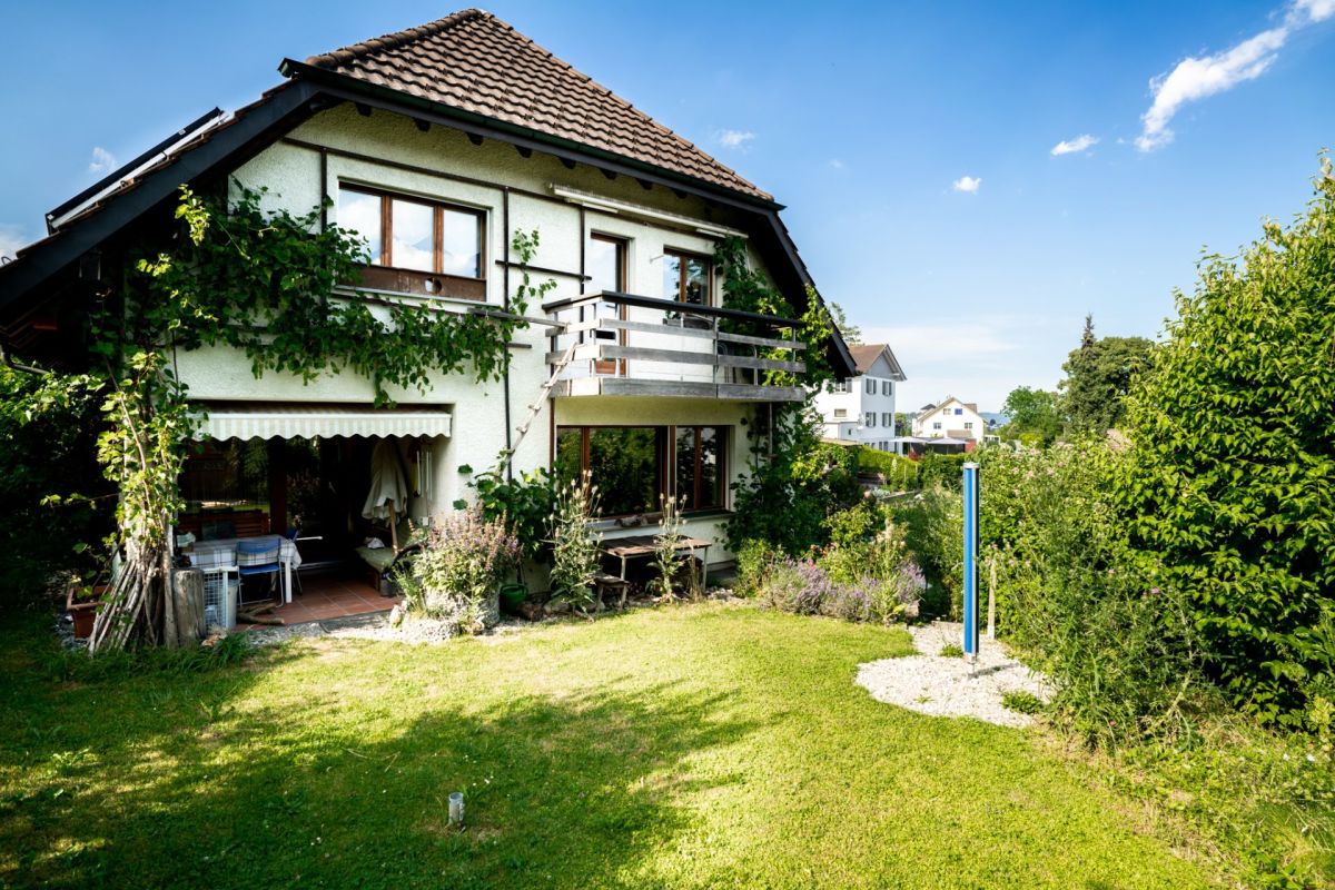 Einfamilienhaus mit Garten und Balkon