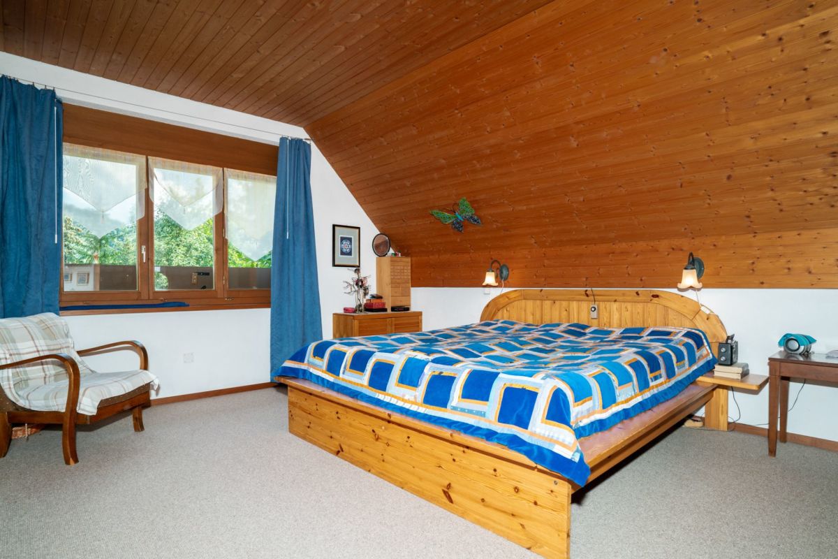 Gemütliches Schlafzimmer mit Holzverkleidung