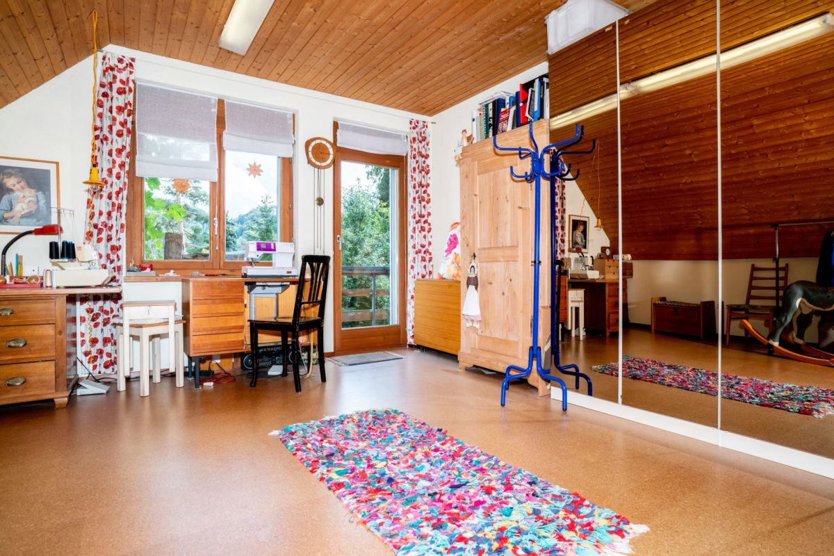 Helles Arbeitszimmer mit Holzdecke und großen Fenstern