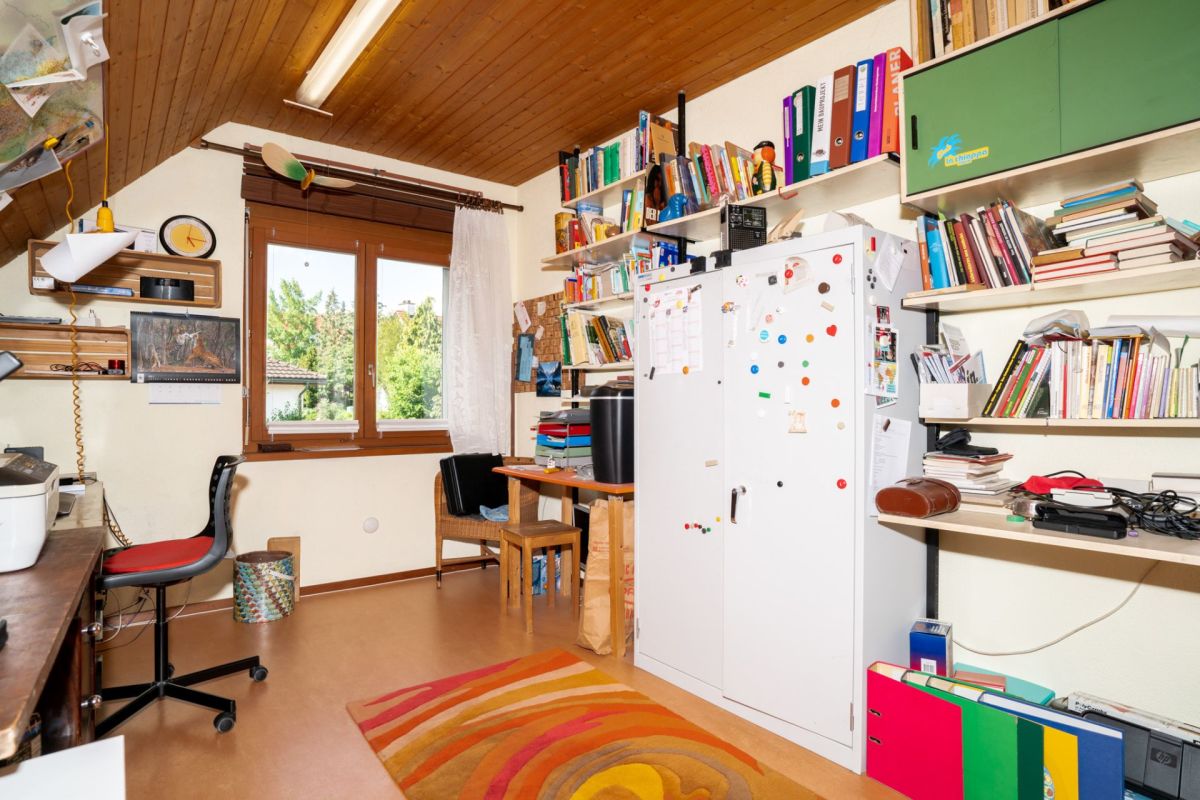 Arbeits- und Kinderzimmer mit Bücherregalen