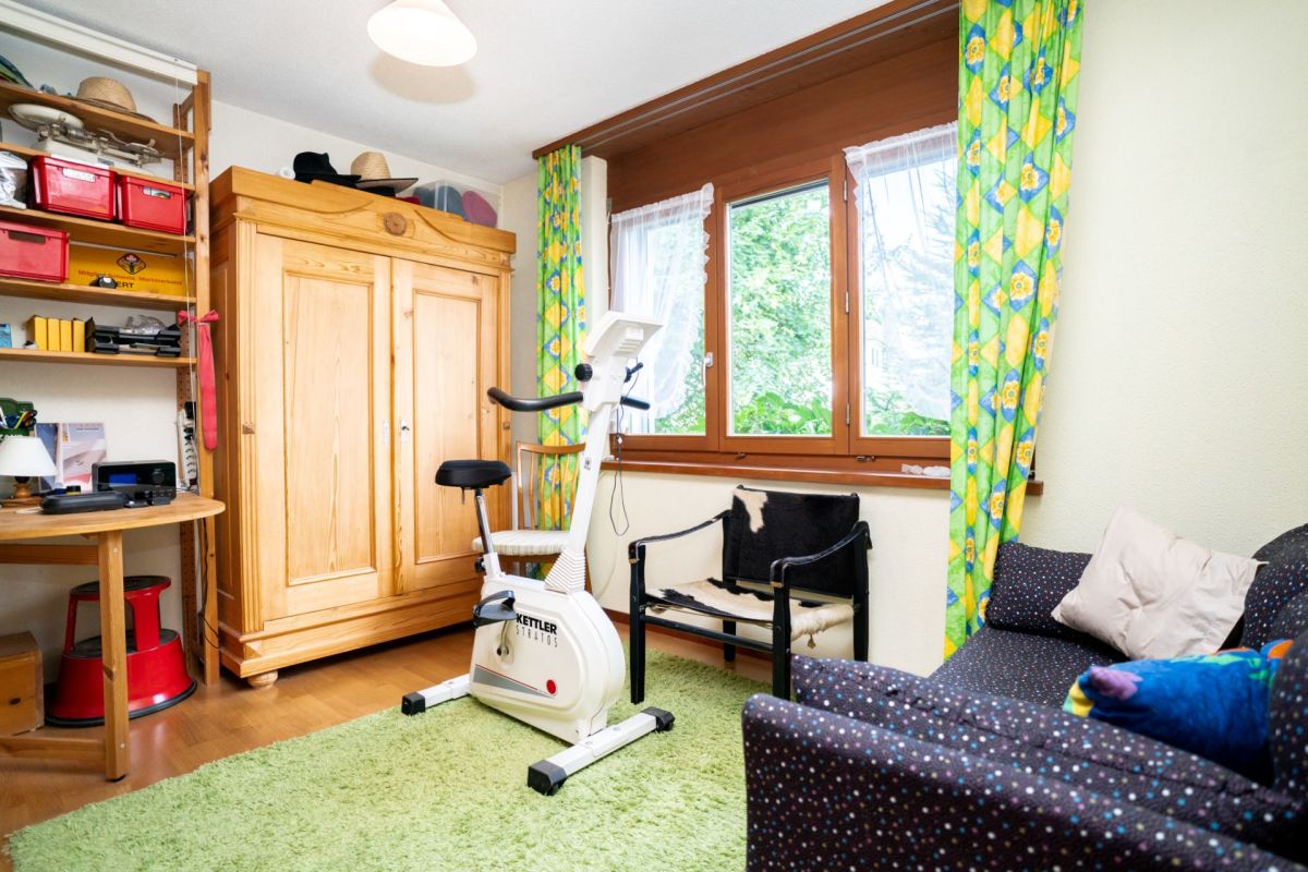 Helles Zimmer mit Fenster, Kleiderschrank und Heimtrainer