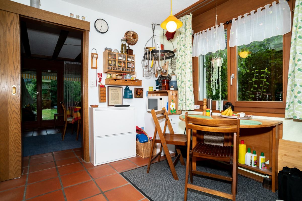 Gemütliche Wohnküchen-Ecke mit Blick ins Grüne