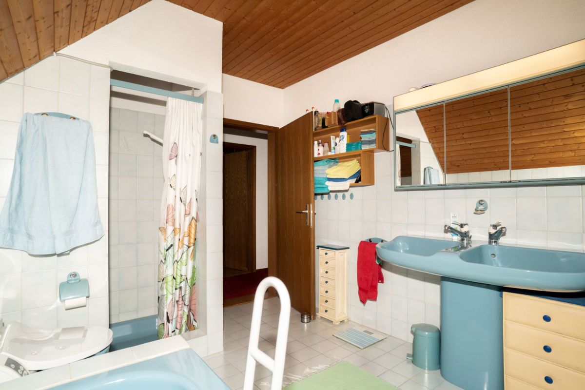 Badezimmer mit Dachschräge und Doppelwaschbecken