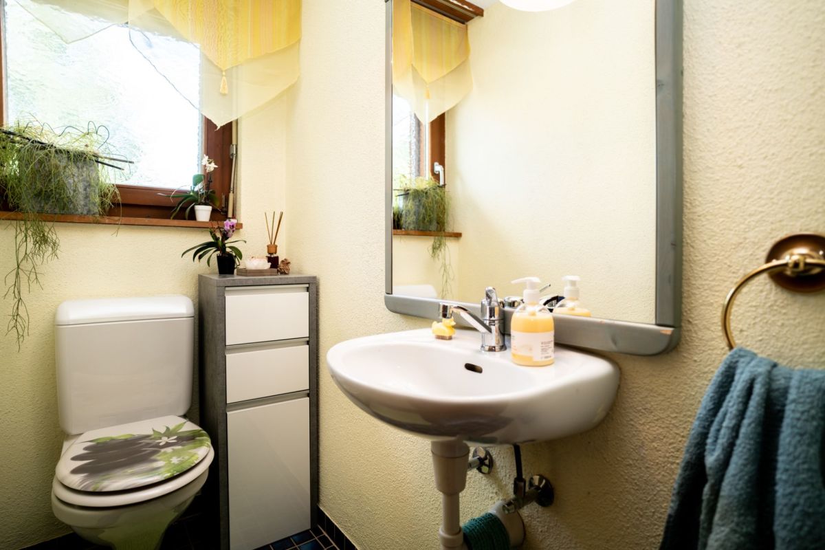 Kleines Gäste-WC mit Fenster und Handwaschbecken