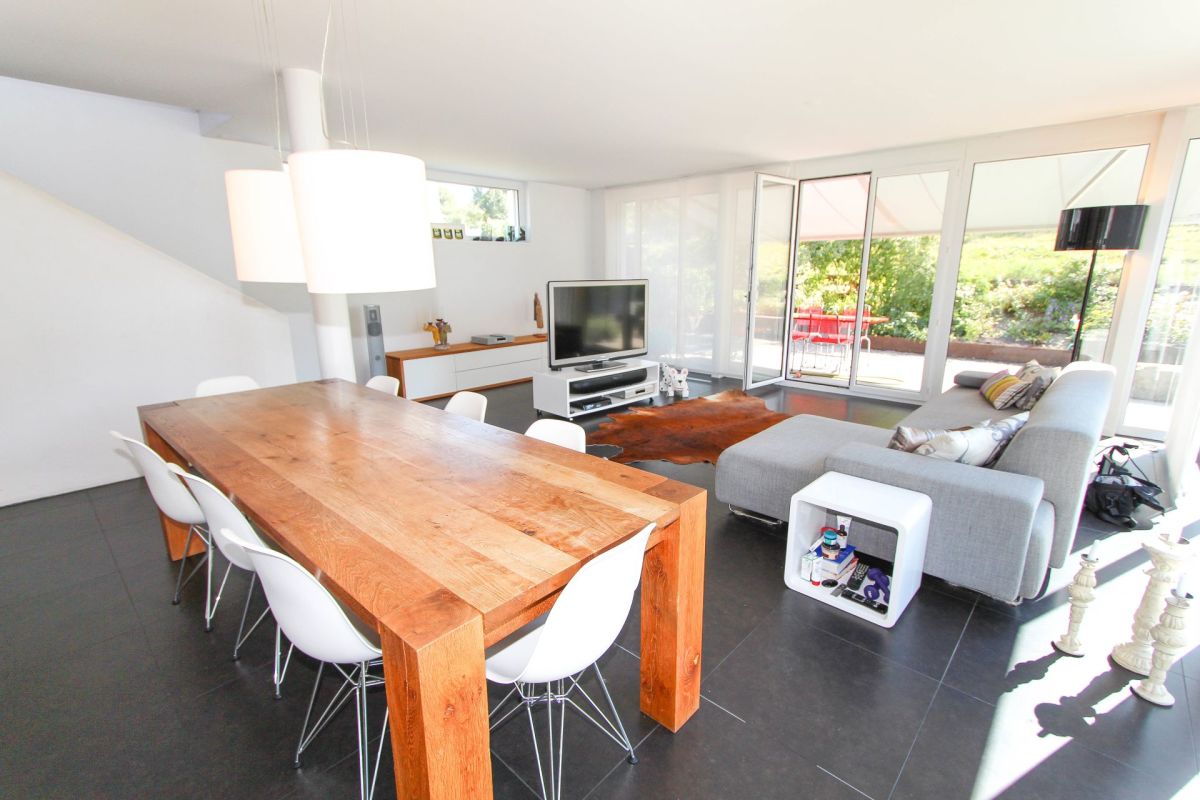 Offener Wohn- und Essbereich mit Terrasse