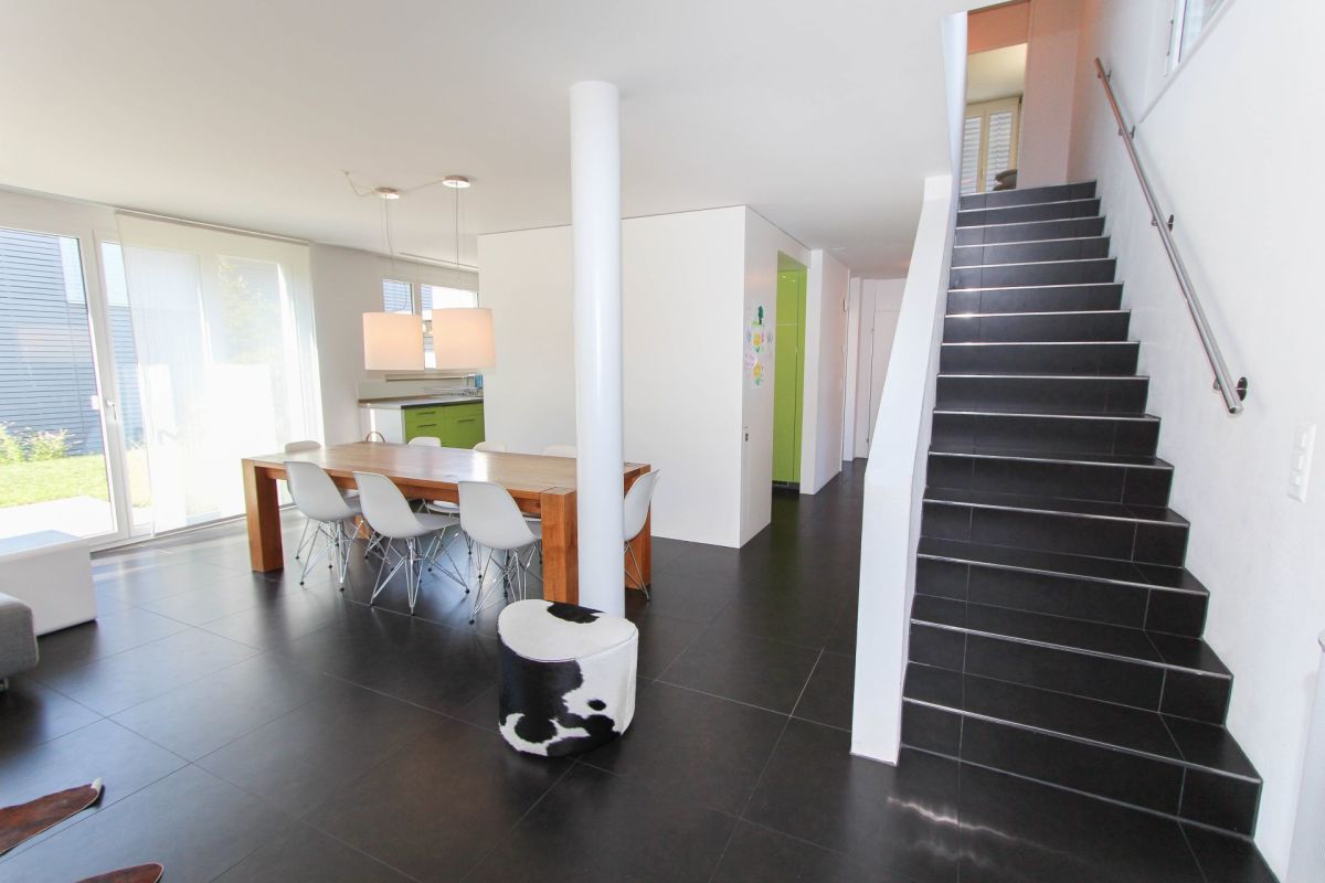Offener Wohn- und Essbereich mit Treppe