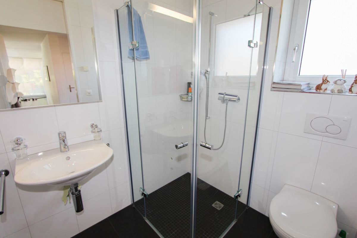 Modernes Badezimmer mit Glasdusche