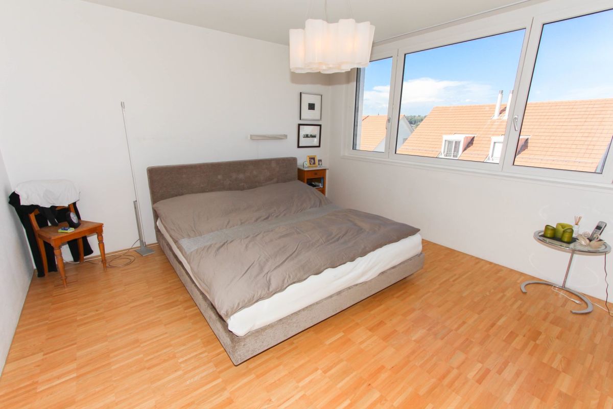 Helles Schlafzimmer mit Blick über Dächer