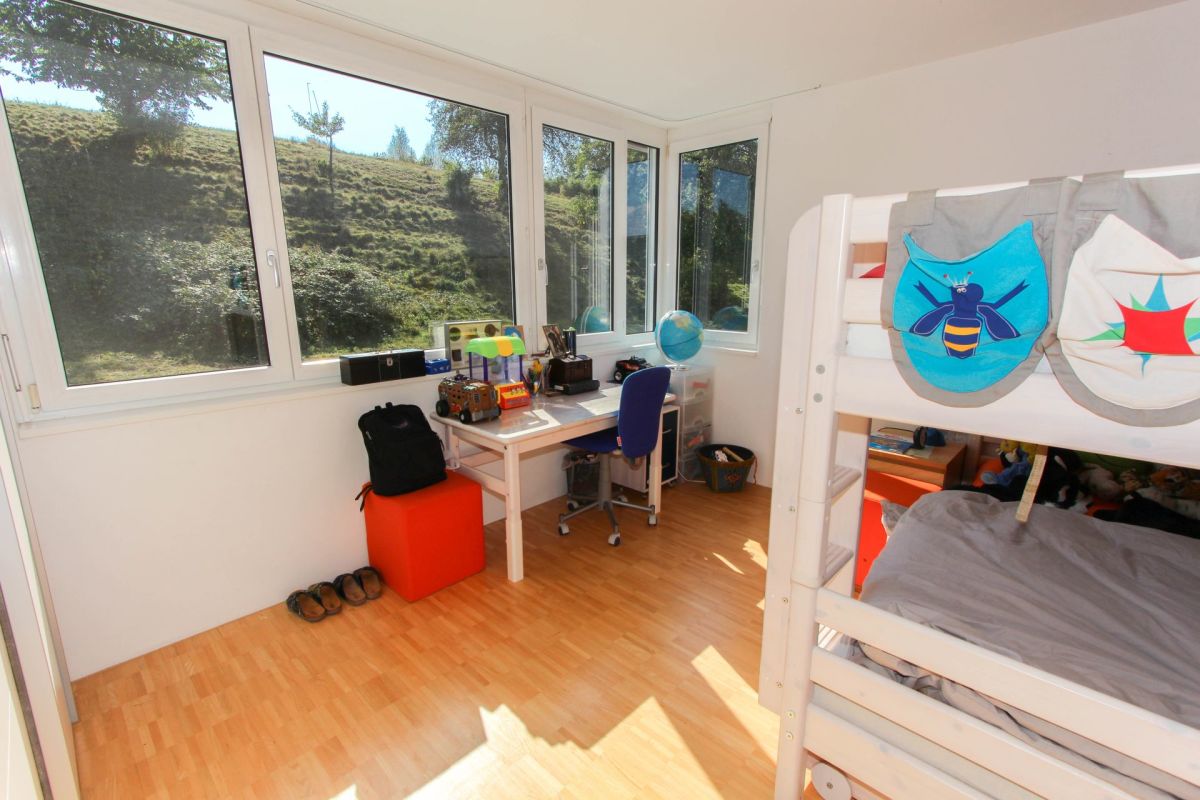 Kinderzimmer mit Hochbett und Schreibtisch