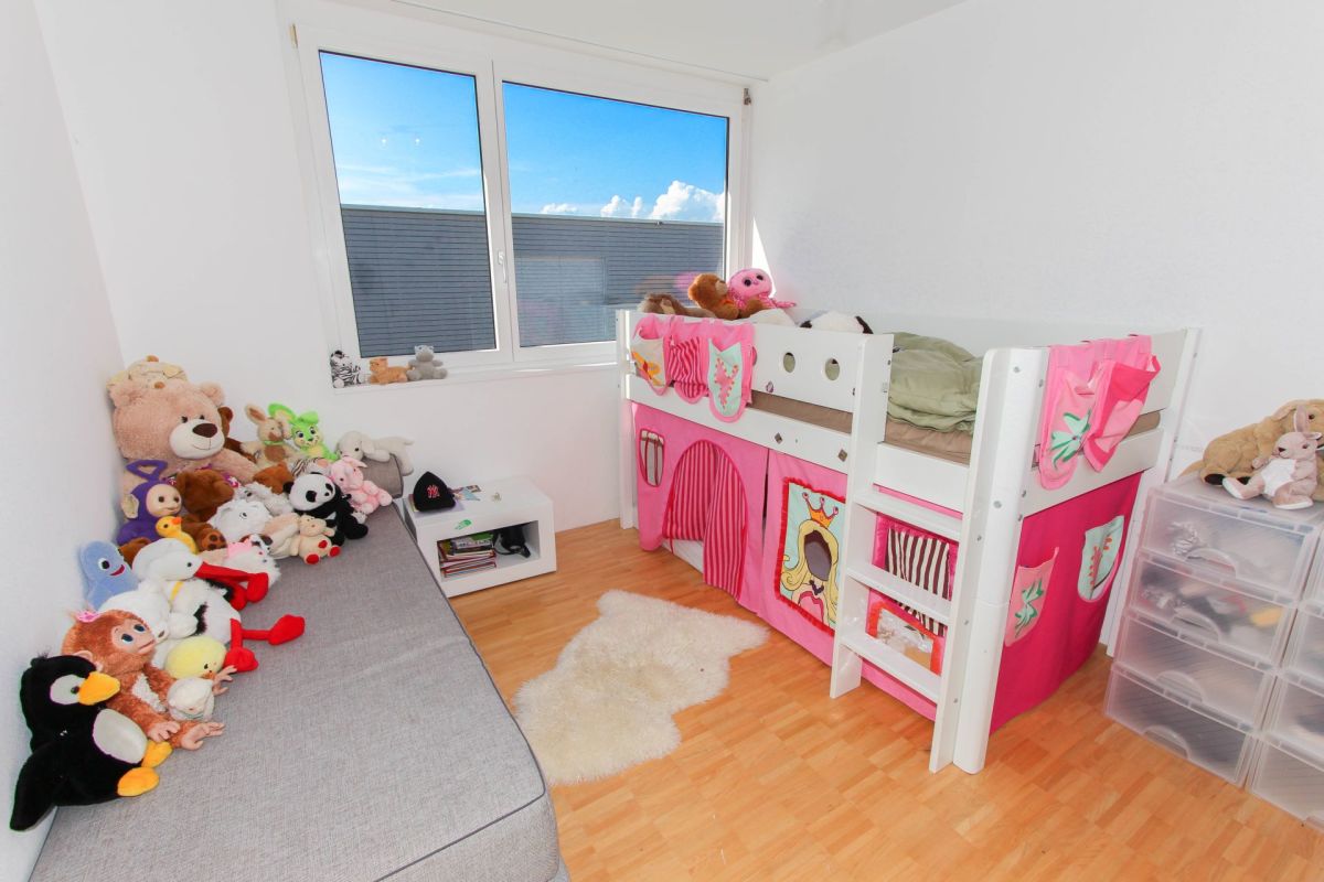 Kinderzimmer mit Hochbett und Spielzeug