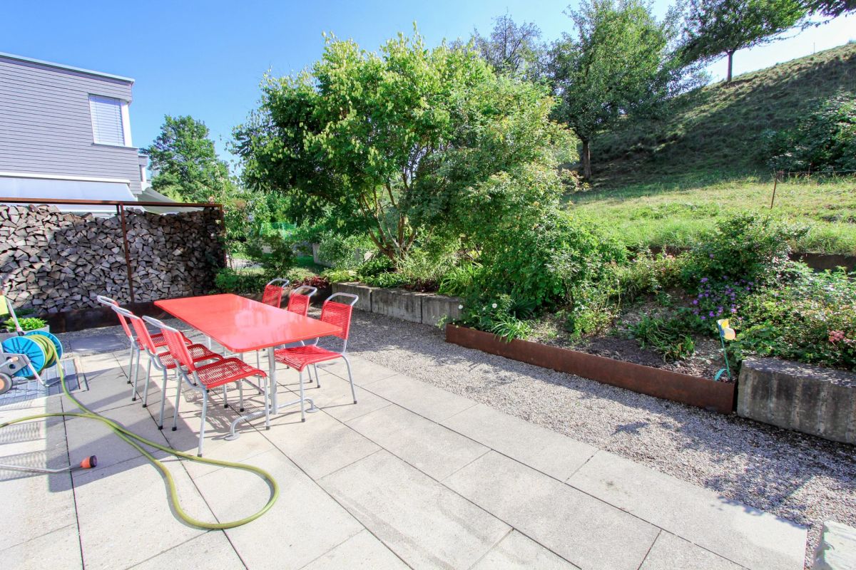 Garten-Terrasse mit Sitzgruppe