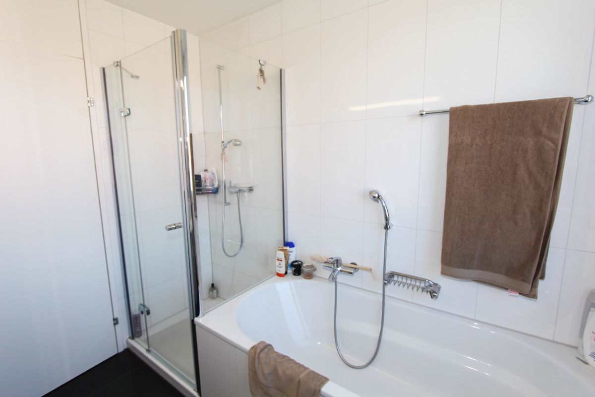 Modernes Badezimmer mit Dusche und Wanne