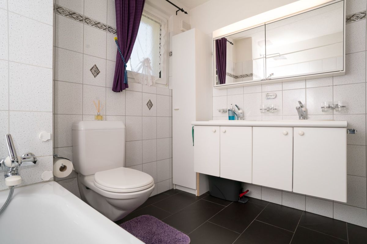 Modernes Badezimmer mit Wanne, WC und Waschtisch