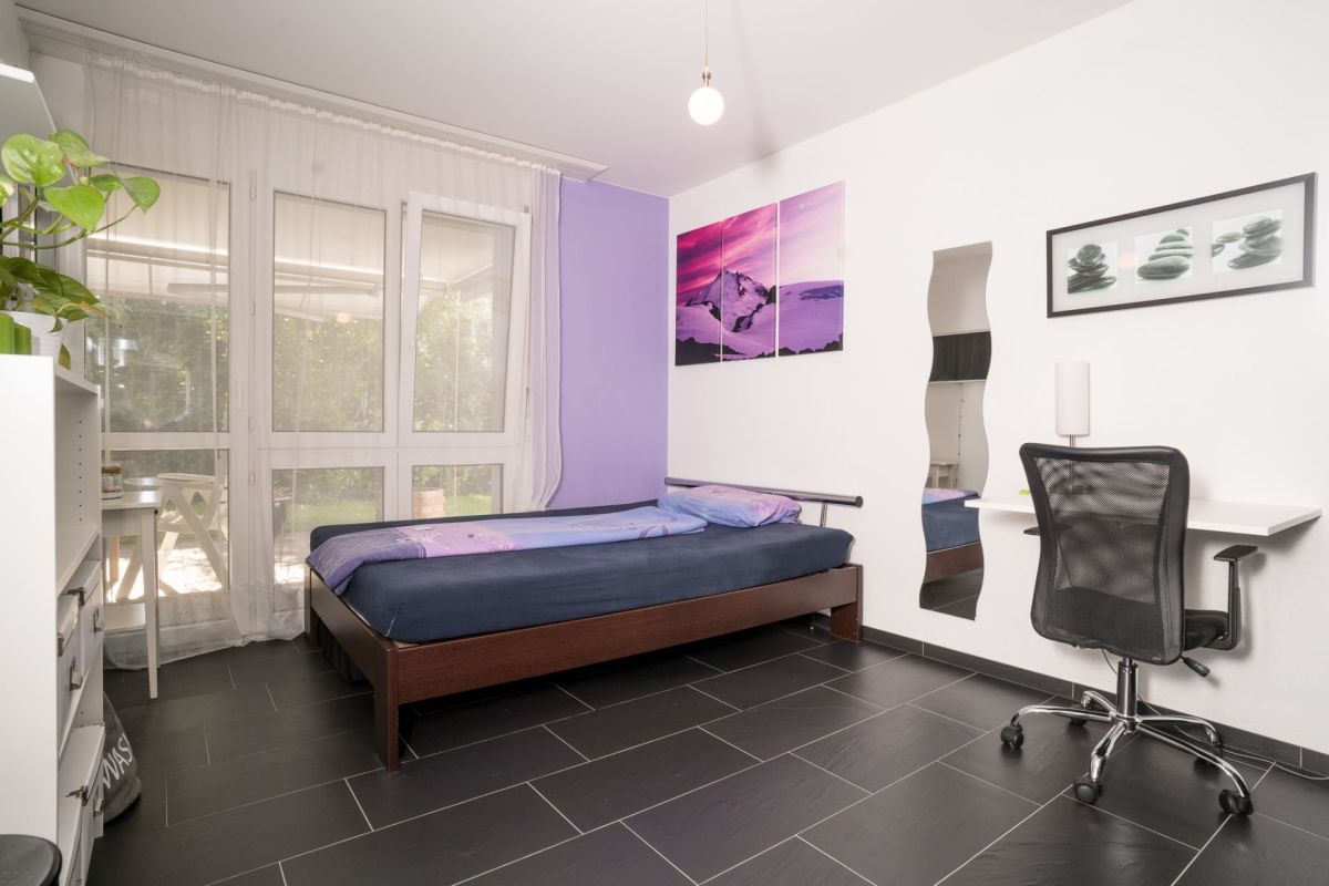 Modernes Schlafzimmer mit Arbeitsbereich