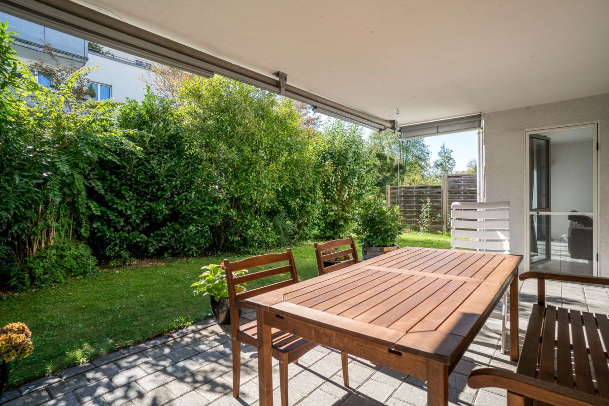 Überdachte Terrasse mit Gartenblick