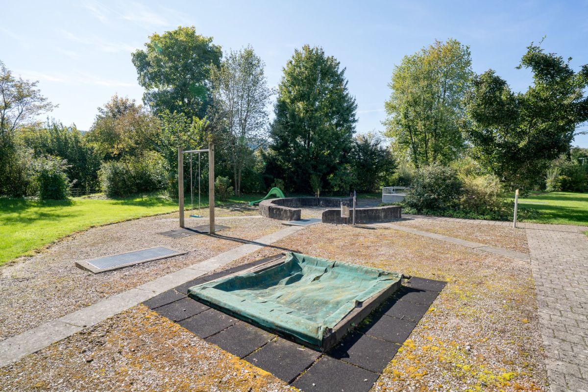 Garten mit Spiel- und Freizeitanlage