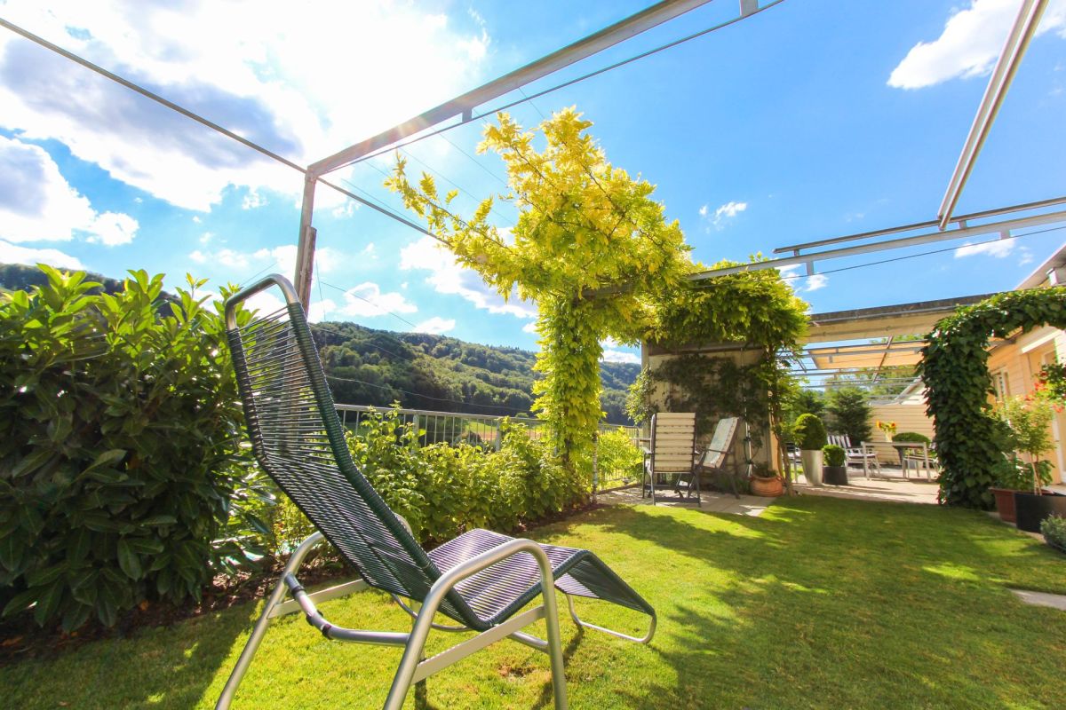 Garten mit Liegestuhl und Pergola