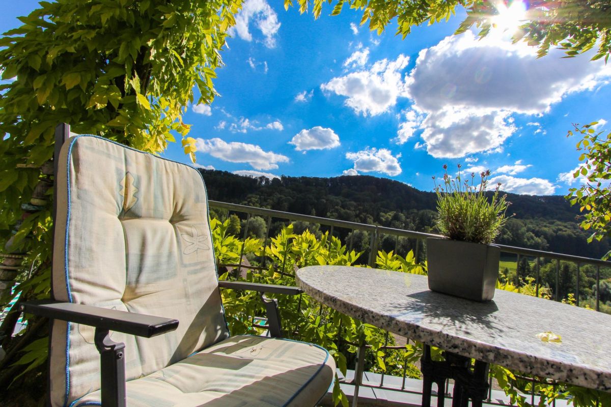Balkon mit Bergblick und Gartensitzplatz