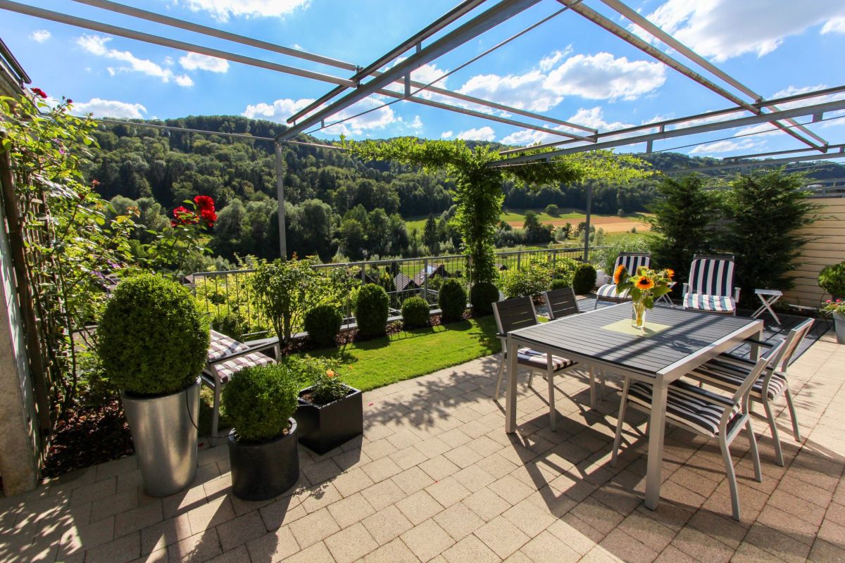 Sonnige Dachterrasse mit Gartenblick