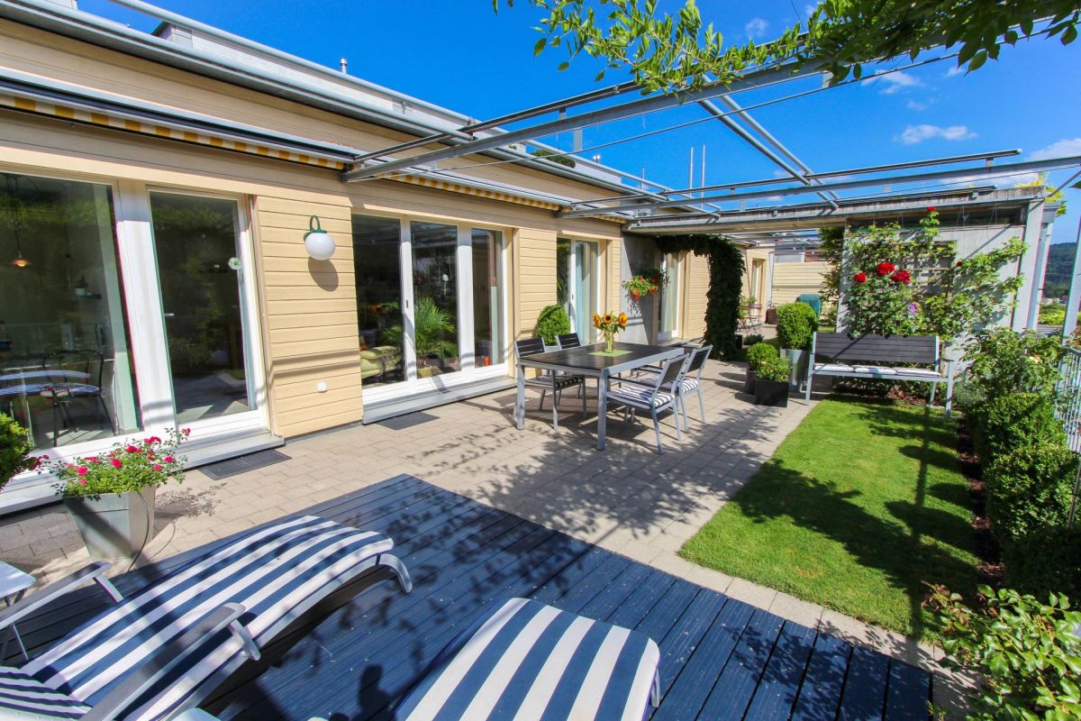 Große sonnige Terrasse mit Sitz- und Essbereich