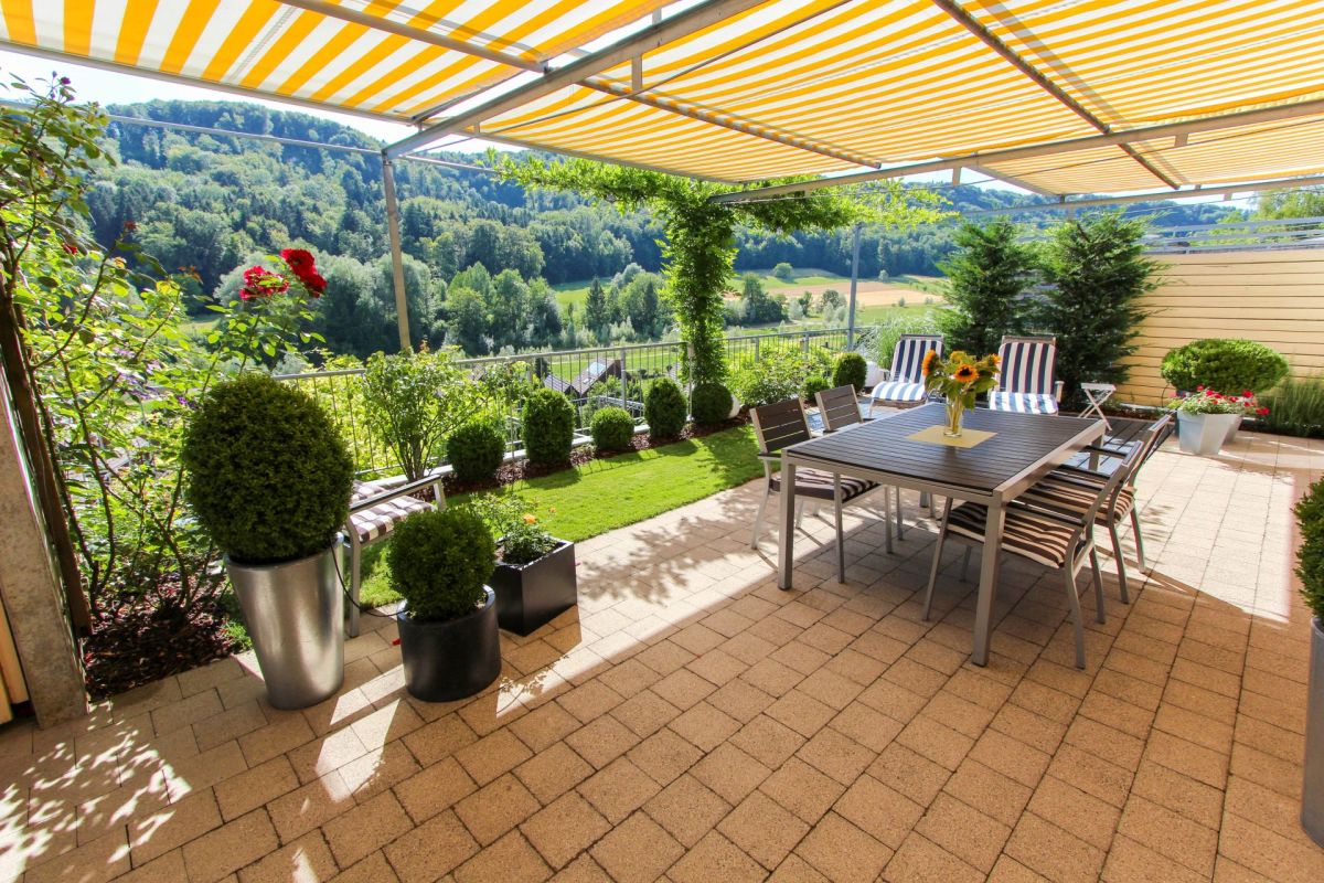 Überdachte Terrasse mit Panoramablick