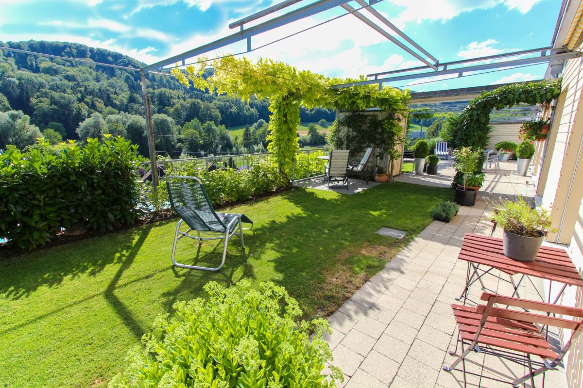 Großzügige Terrasse mit Garten und Bergblick
