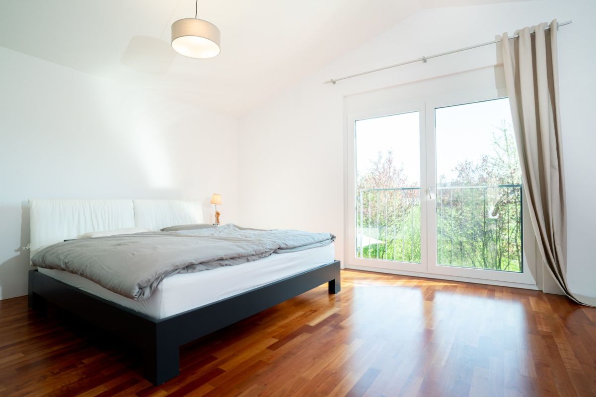 Helles Schlafzimmer mit Balkonblick