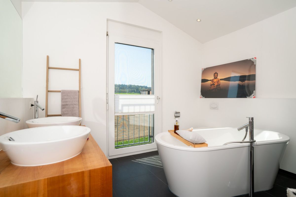 Modernes Badezimmer mit freistehender Badewanne und Doppelwaschtisch