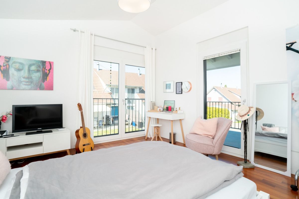 Helles Schlafzimmer mit Balkonzugang