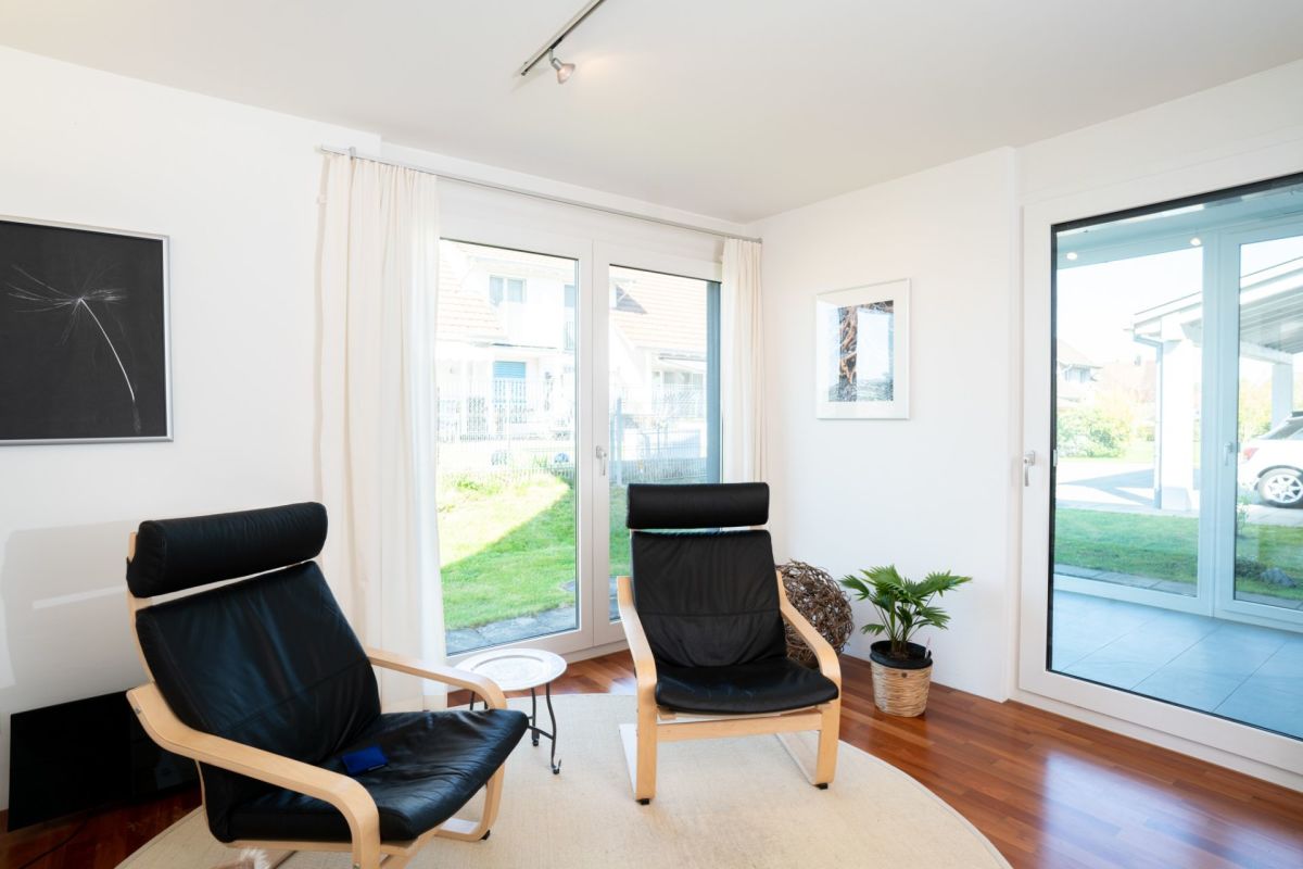 Heller Wohnraum mit Lounge-Bereich und Gartenblick