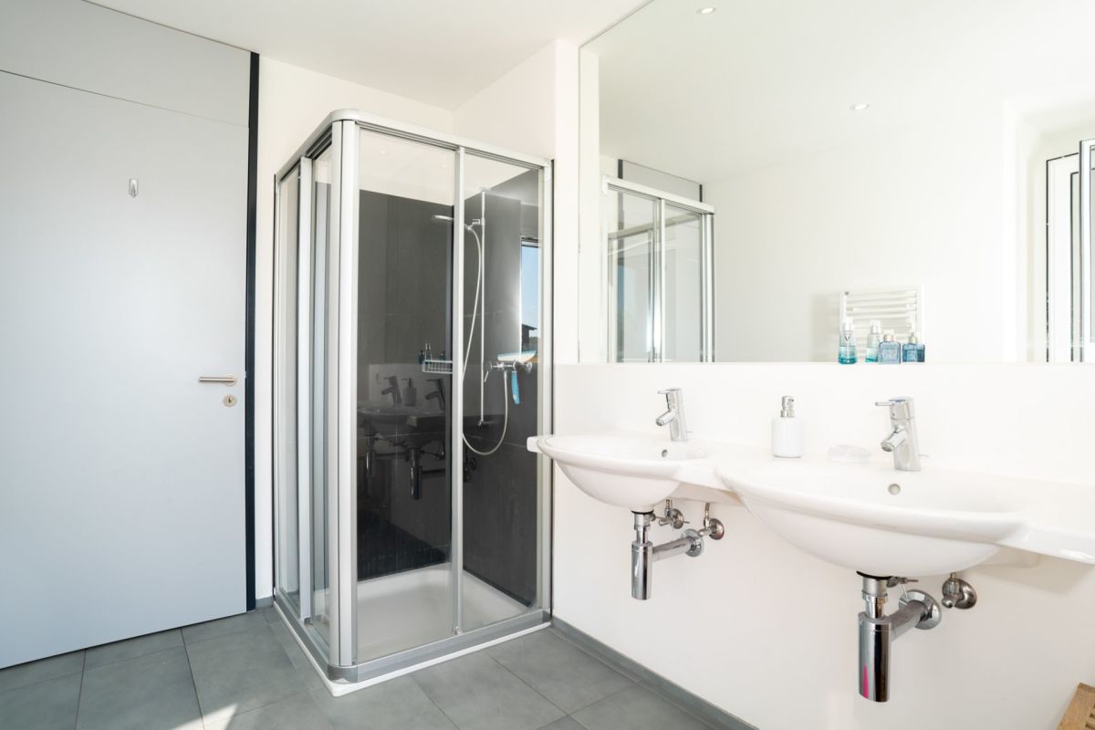 Modernes Badezimmer mit Doppelwaschtisch und Dusche
