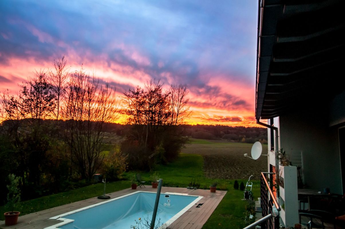 Poolbereich mit Sonnenuntergang