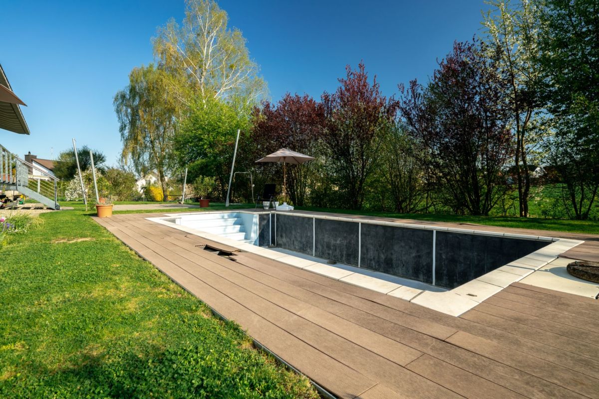 Außenbereich mit eingelassenem Pool und Holzdeck