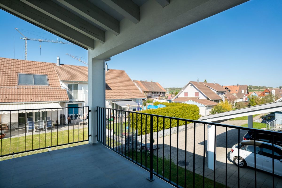 Überdachter Balkon mit Blick auf die Nachbarschaft