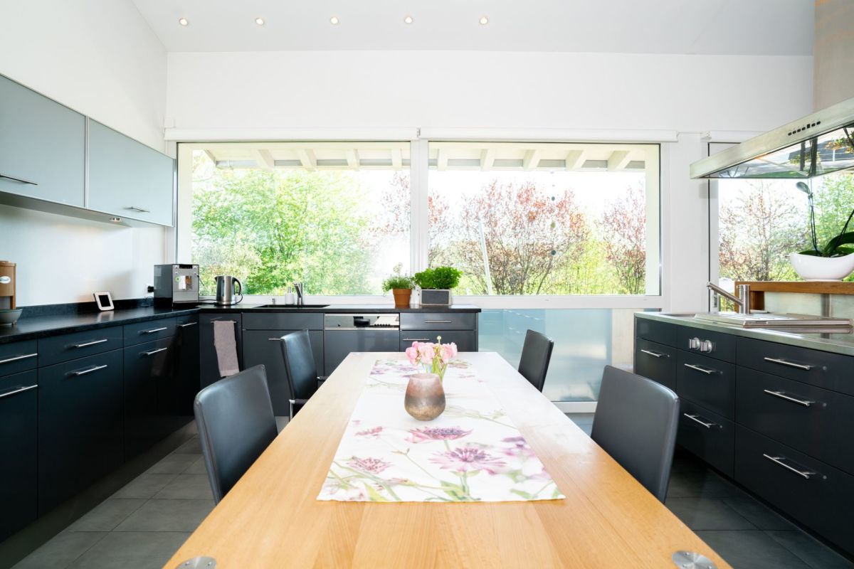 Moderne Küche mit großem Fensterband
