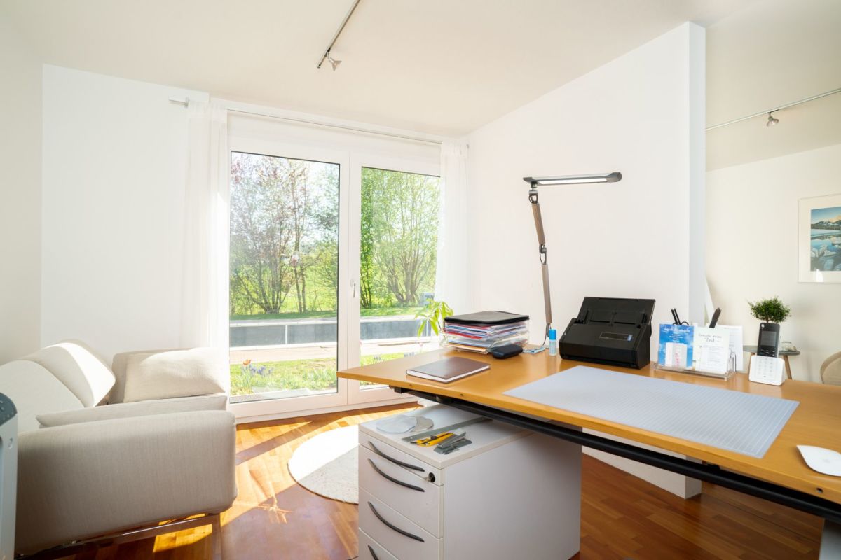 Helles Homeoffice mit Terrassentür