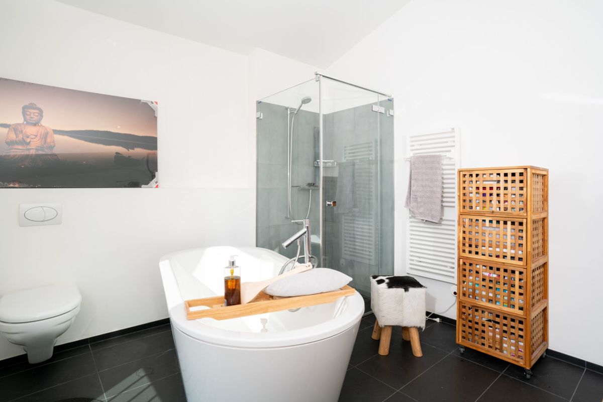 Modernes Badezimmer mit freistehender Wanne und Glasdusche