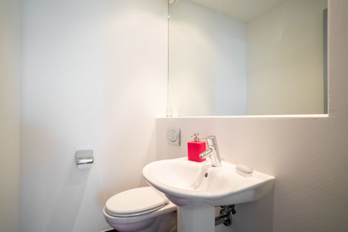 Gäste-WC mit Waschbecken und Spiegel