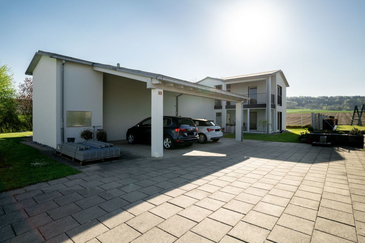 Moderne Einfahrt mit Carport und Wohnhaus