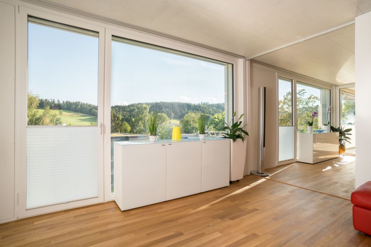 Heller Wohnraum mit Panoramafenstern