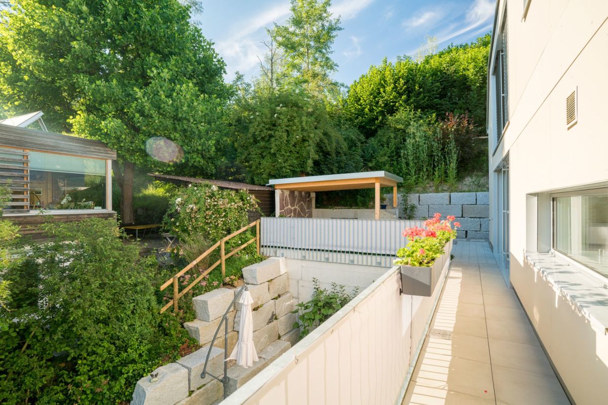 Außenbereich mit Garten, Terrasse und Zugangsweg