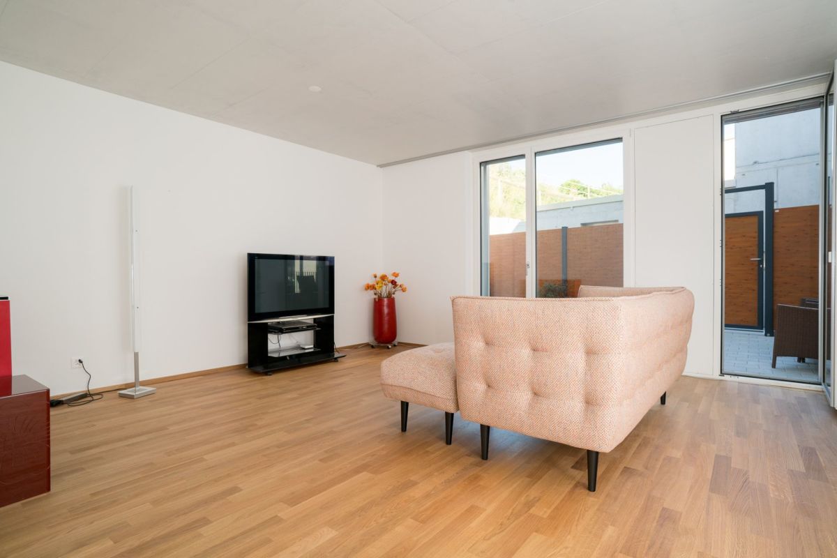 Heller Wohnraum mit Zugang zur Terrasse
