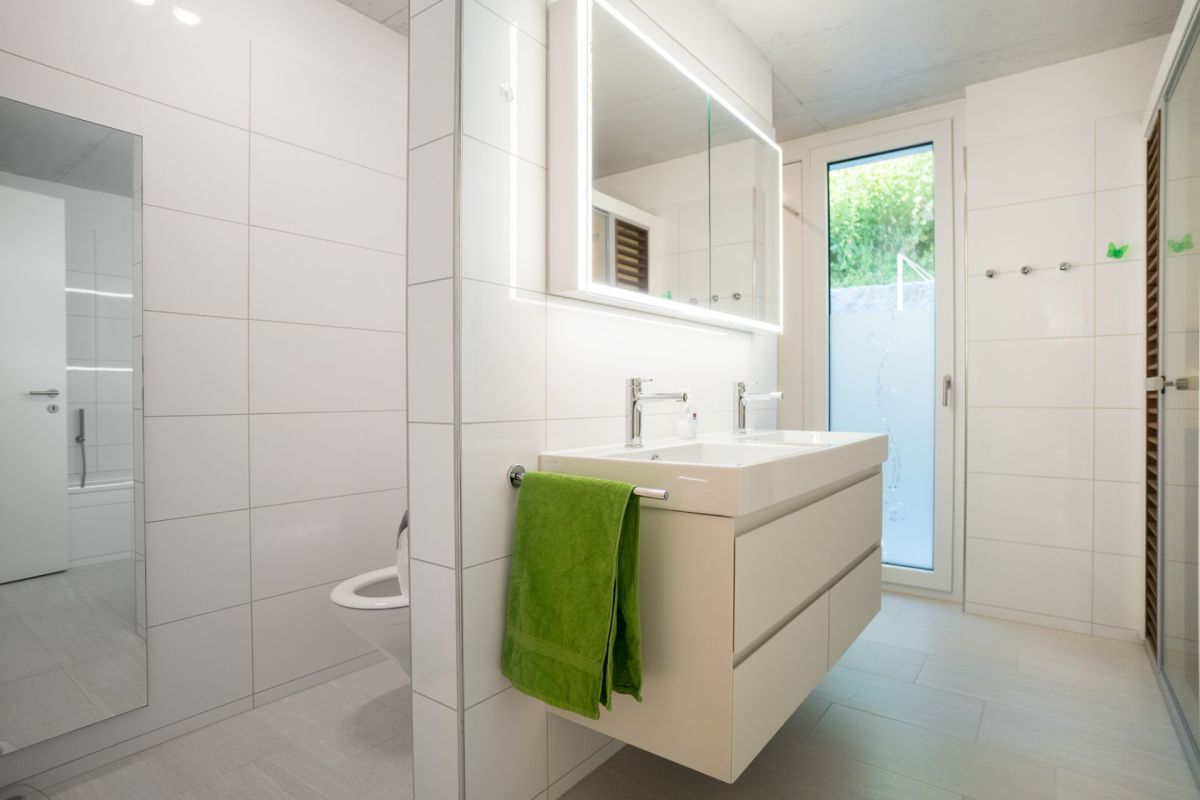 Modernes Badezimmer mit Waschtisch und Dusche