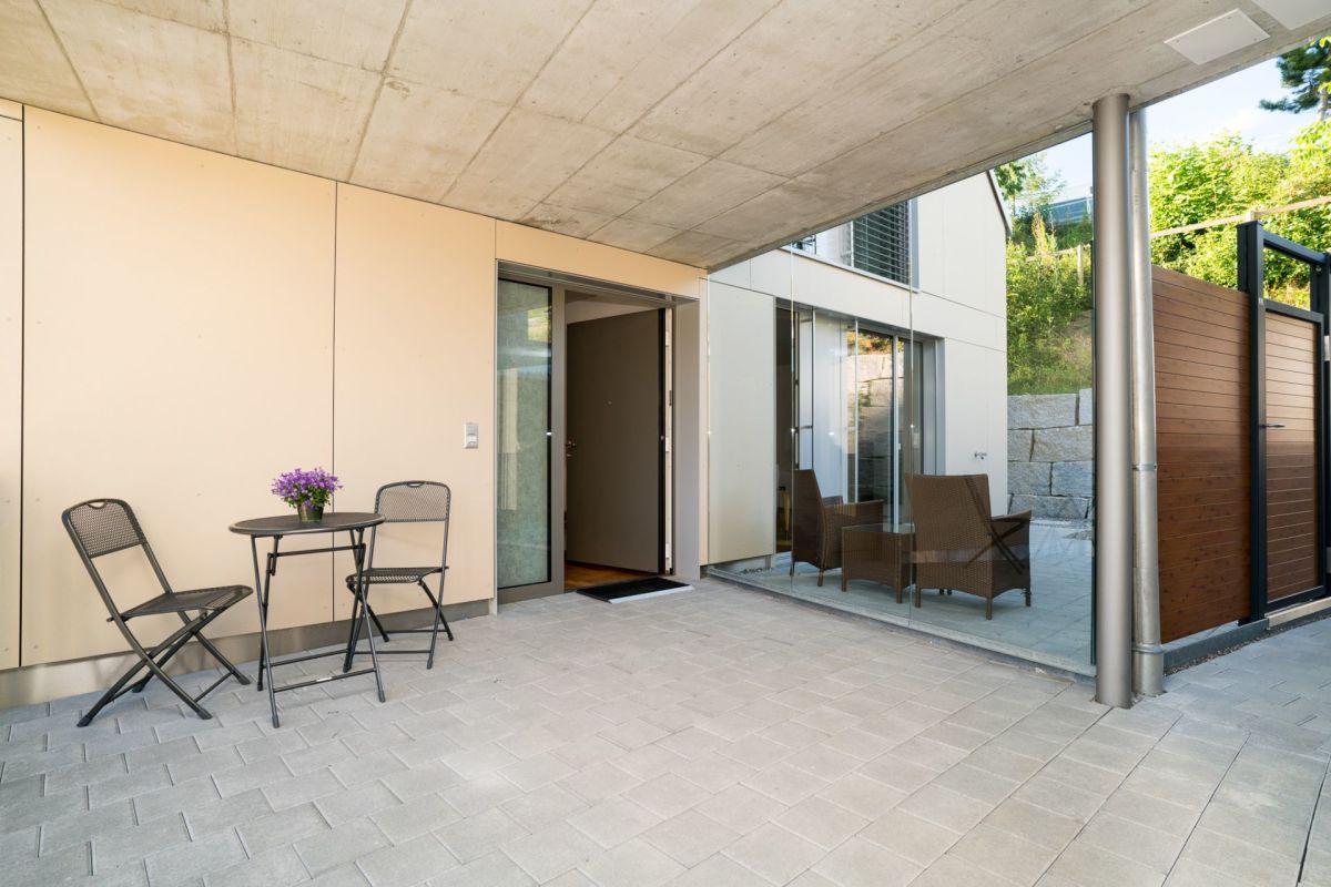 Überdachte Terrasse mit Sitzgruppe