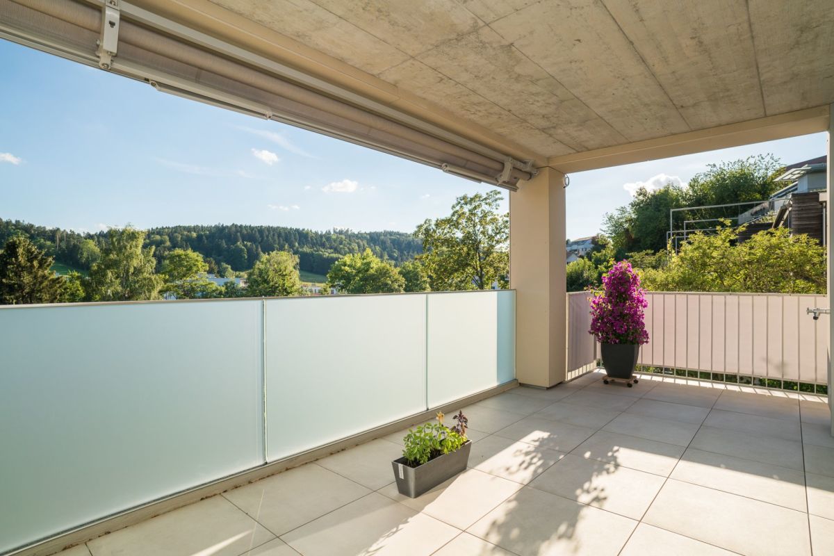 Überdachter Balkon mit Ausblick ins Grüne