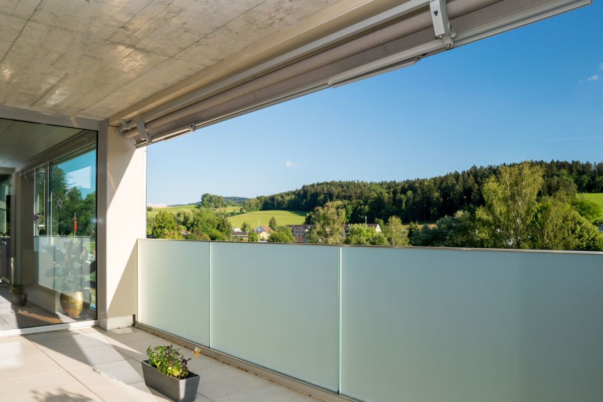 Überdachter Balkon mit weitem Landschaftsblick