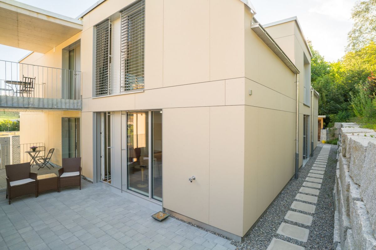 Moderner Außenbereich mit Terrasse und Balkon