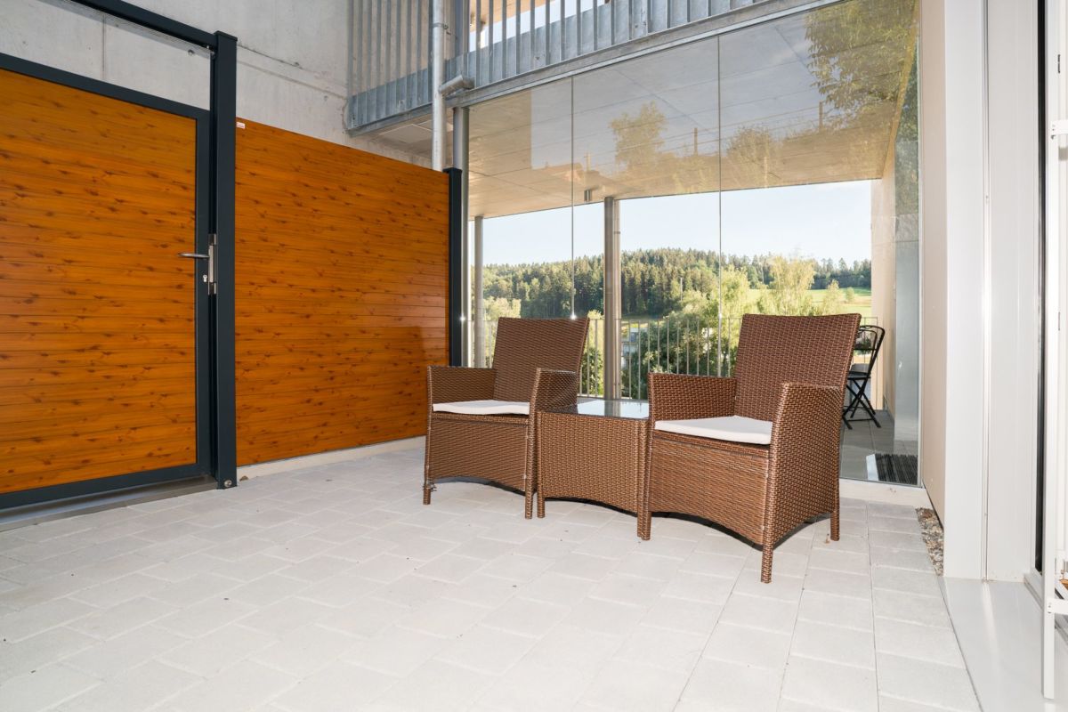 Überdachte Terrasse mit Sitzgruppe
